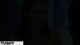 Lana Rhoades seggét egy barna manus dugja