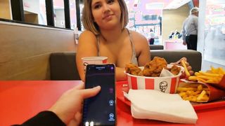 KFC-be lecumiztatva és megdöngetve