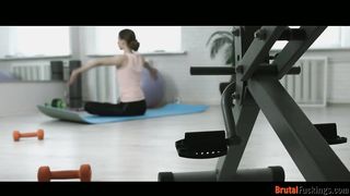 Jogázó tini csajt baszik popóba az edő
