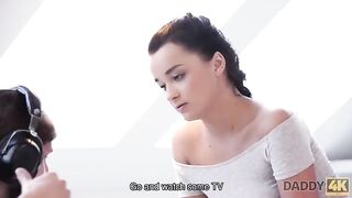Tini kiscsaj és az idős krapek