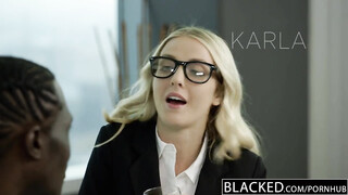 Karla Kush pinája befogadja a hatalmas dákót