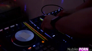 Ariana Marie és Moka Mora a dj dákóján lovagolnak