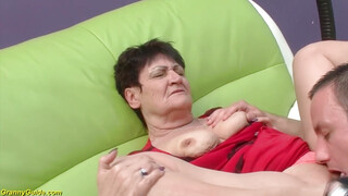 Vén érett nő és a fiatal srác