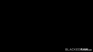 BlackedRaw - Oxana Chic fiatal kisasszony rábukik a faszra