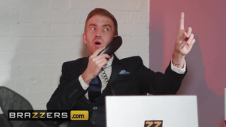 Brazzers - Lucia Love hatalmas pélót kap az irodában