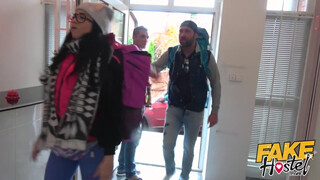 Fake Hostel - Kolumbiai spiné a pasija előtt baszik
