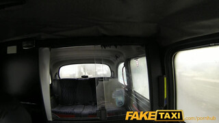 FakeTaxi - kitetovált bige megdöngetve a hátsó ülésen