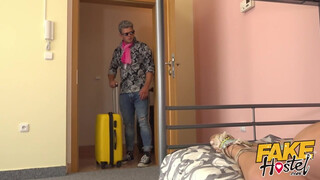 Fake Hostel szűk pinájú olasz kisasszony és kettő hímvessző