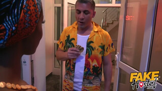 Fake Hostel afrikai picsa és egy brazil pina közösen