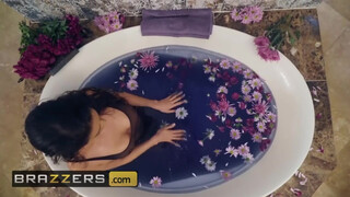 Brazzers - Katana Kombat fürdés után kúrel is