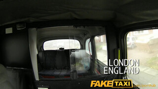 FakeTaxi - telt néger hajú kiscsaj pénzért mindent bevállal