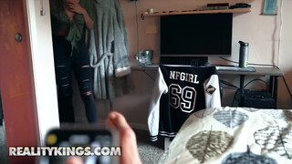 Reality Kings - dugás a karenatén alatt nem amatőr módra