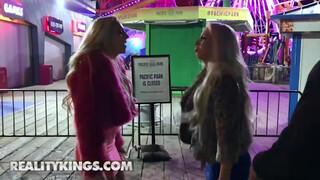 Reality Kings - Carmen Caliente & Kendra Sunderland letámadnak egy csávót