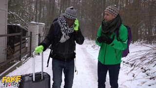 Hatalmas csöcsű tini bige és a turista srácok - Fake Hostel