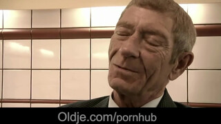 Magyar pornósztár picsa szexel idős krapekkal - Oldje