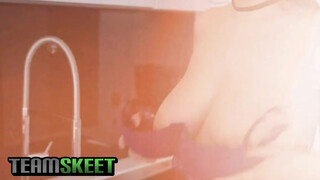 TeamSkeet - bögyös debella spiné és a kicsike faszi esete