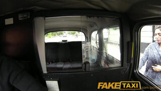 FakeTaxi - méretes tőgyes kiscsaj nem akar fizetni
