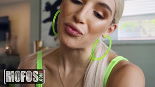 MOFOS - Abella Danger szőrös muffja megdöngetve