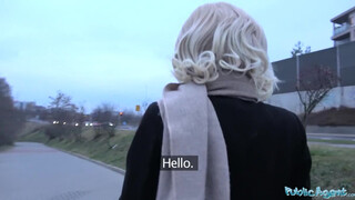 Public Agent - világos szőke barna csajszi és a vastag nyeles aszpirin