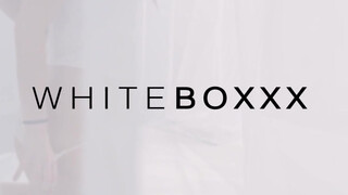 WhiteBoxxx - fullos világos szőke hölgyemény reggel akar dugni