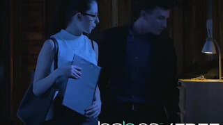 Rebecca Volpetti hatalmas pélót kap a segglukába