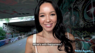 Public Agent - Asia Vargas a bombázó ázsiai spiné
