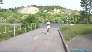 Public Agent - Méretes tőgyes szép seggű bige