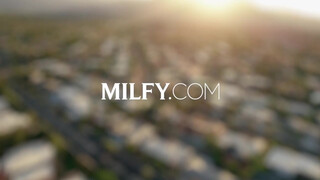MILFY - Angelina és az óriás farkú csávó