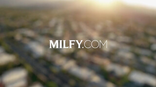MILFY - Alexis a méretes didkós anyuci