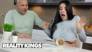 REALITY KINGS - Kira Queen a szomszéd hapsival kúrel