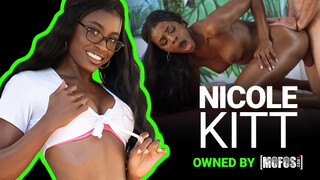 Mofos - Nicole Kitt a izgató hatalmas kannás barna kiscsaj