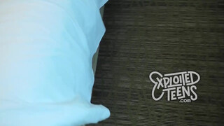 Ez az apró vörös tini tökéletes pici mellekkel dákót szop