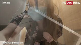 Lina Love mellbimbós csajszi masturbál közkonyhában