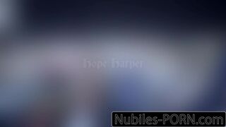 Kettő apró német tini megosztja a szörnyű dákót