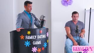 Chanel Camryn faszőrült világos szőke kisasszony nyeri a randi játékot és mostohabátyja farkával teljes csoportszex kavarodik