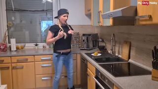 Német amatőr milf kukoricával keféli puncáját és nyali saját nedvét