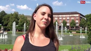 Német turista hölgyemény kültéri anális szexelése