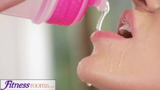 Afina Kisser világos szőke orosz milf éhesen cidázza a hatalmas lőcse