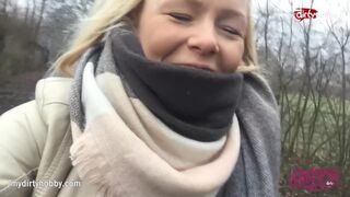 Forró tini nőci kerékpáron dörzsöli szaftos puncáját