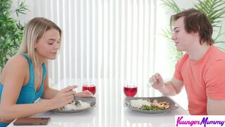 Faszra éhes mostohaanya Evelyn Payne levetkőzteti lépfiát és ugrál a farkán - s1:e9