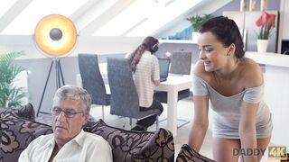 Rossz papa megdugja a fiatal menyasszonyát Erica Black