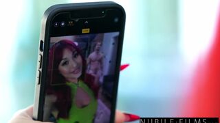 Mina Luxx megmutatja, milyen mohón készítené örömére a forró professzort minden tiszteletben