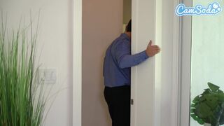 Csalinak csalt asszony punciát pusztítja a makler méretes faszával