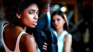 Sportos csajok erika és luna forró szexelése