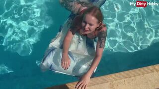 Emma wolf a tüzes hölgyemény aki a medencében szexel vadul