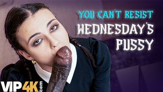 Lispy wednesday dugta a nevelő apa méretes faszát mint egy igazi kutyaként