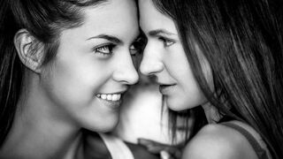 Latin Carolina Abril forró ukrán barátnőjével