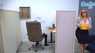 Méretes seggű milf háromszereplős baszása a forró párbaj felett