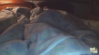 Tetovált ázsiai csajszi csókolózik, miközben a kurvája szívja ki a fazsát