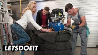 A mellbombázó cseh milf klara kettő faszos dugást kap mostohafia től